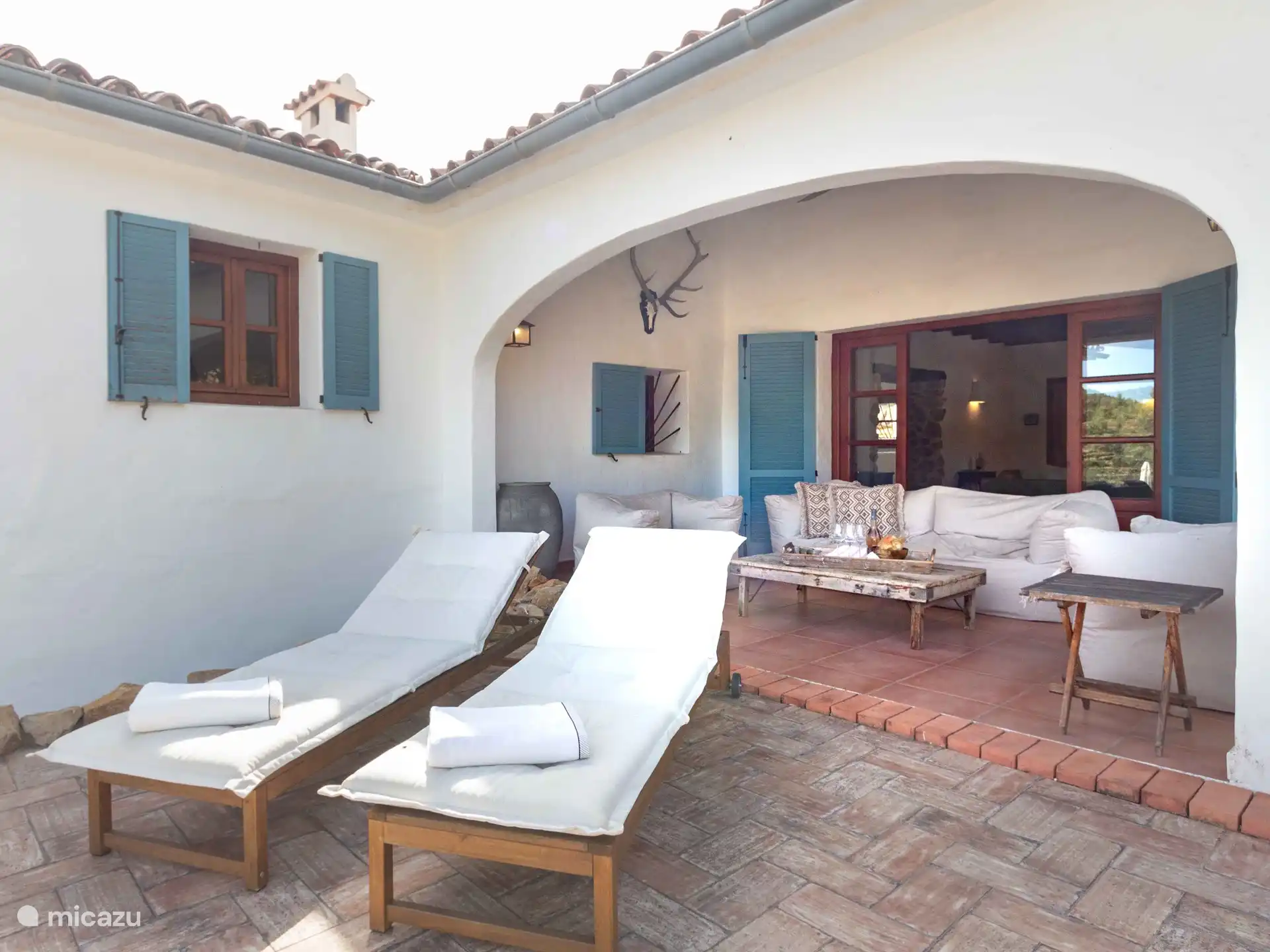 Finca Jabali - Overdekt terras met lounge en ligbedden.