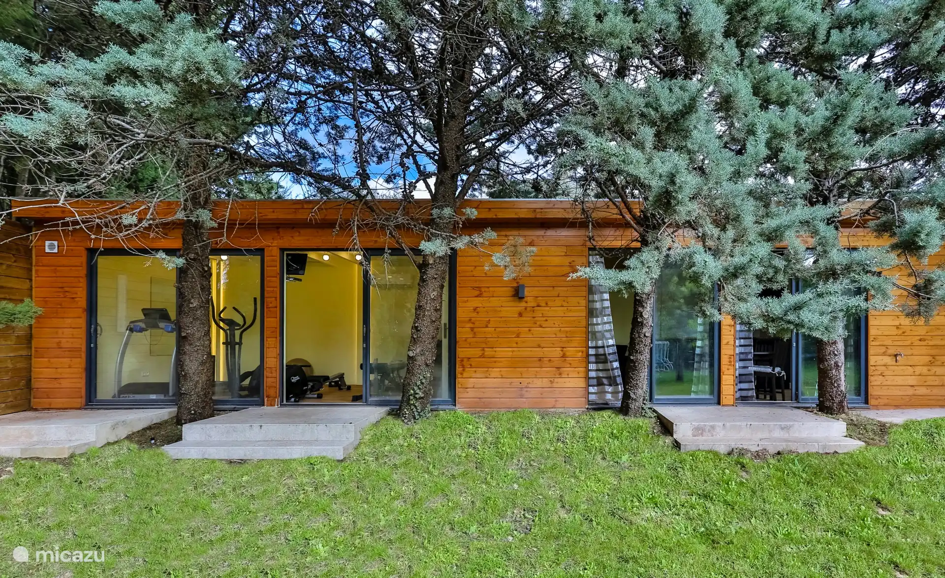 The studio in the garden with shower, toilet and kitchen.