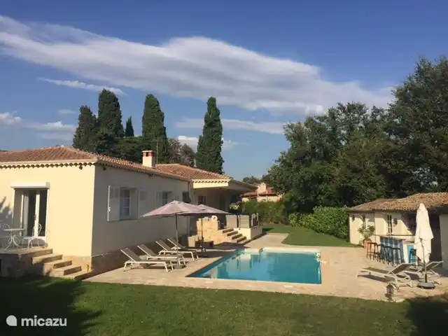 Overview around the pool