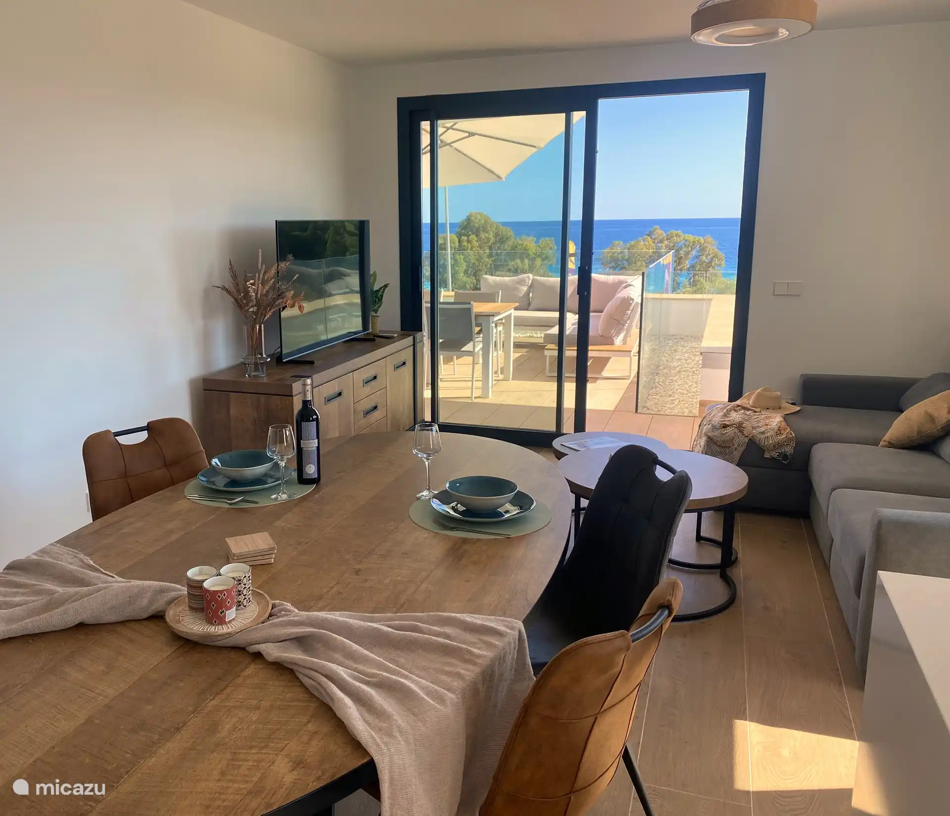 Beach Apartment Vista Torres - Leefruimte met eettafel.