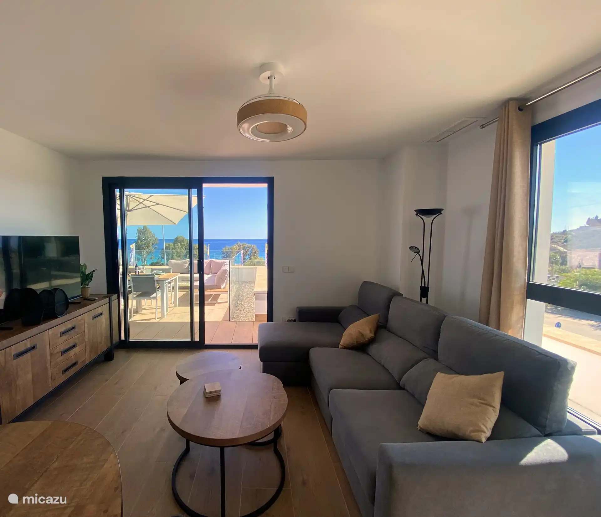 Beach Apartment Vista Torres - Leefruimte met toegang tot het ruim terras. 