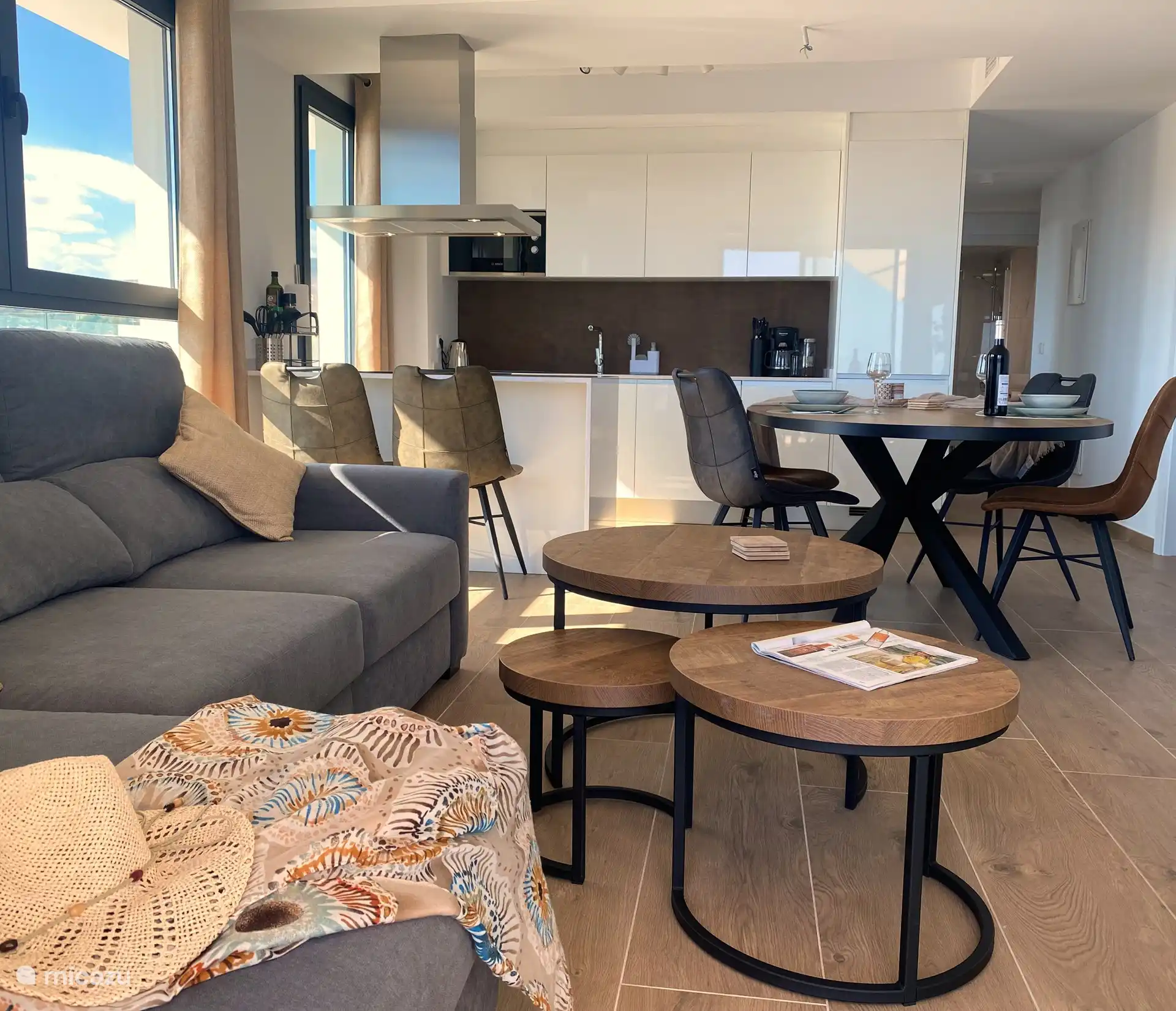 Beach Apartment Vista Torres - Leefruimte met eettafel en open keuken. 