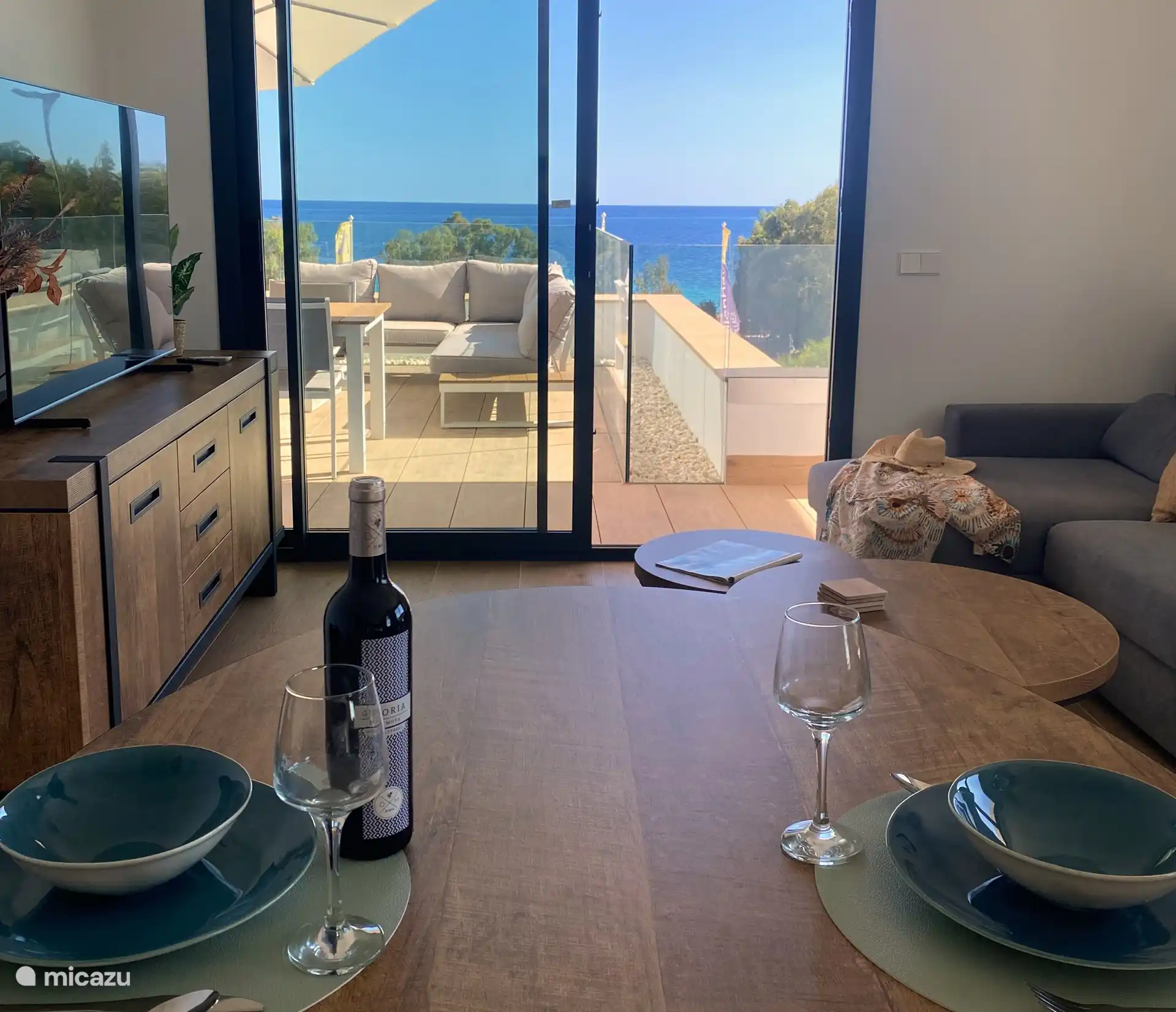 Beach Apartment Vista Torres - Leefruimte met eettafel met toegang tot terras. 