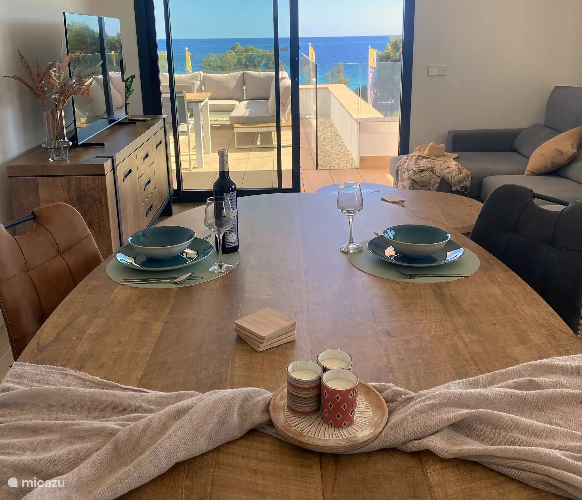 Beach Apartment Vista Torres - Leefruimte met eettafel met toegang tot terras. 