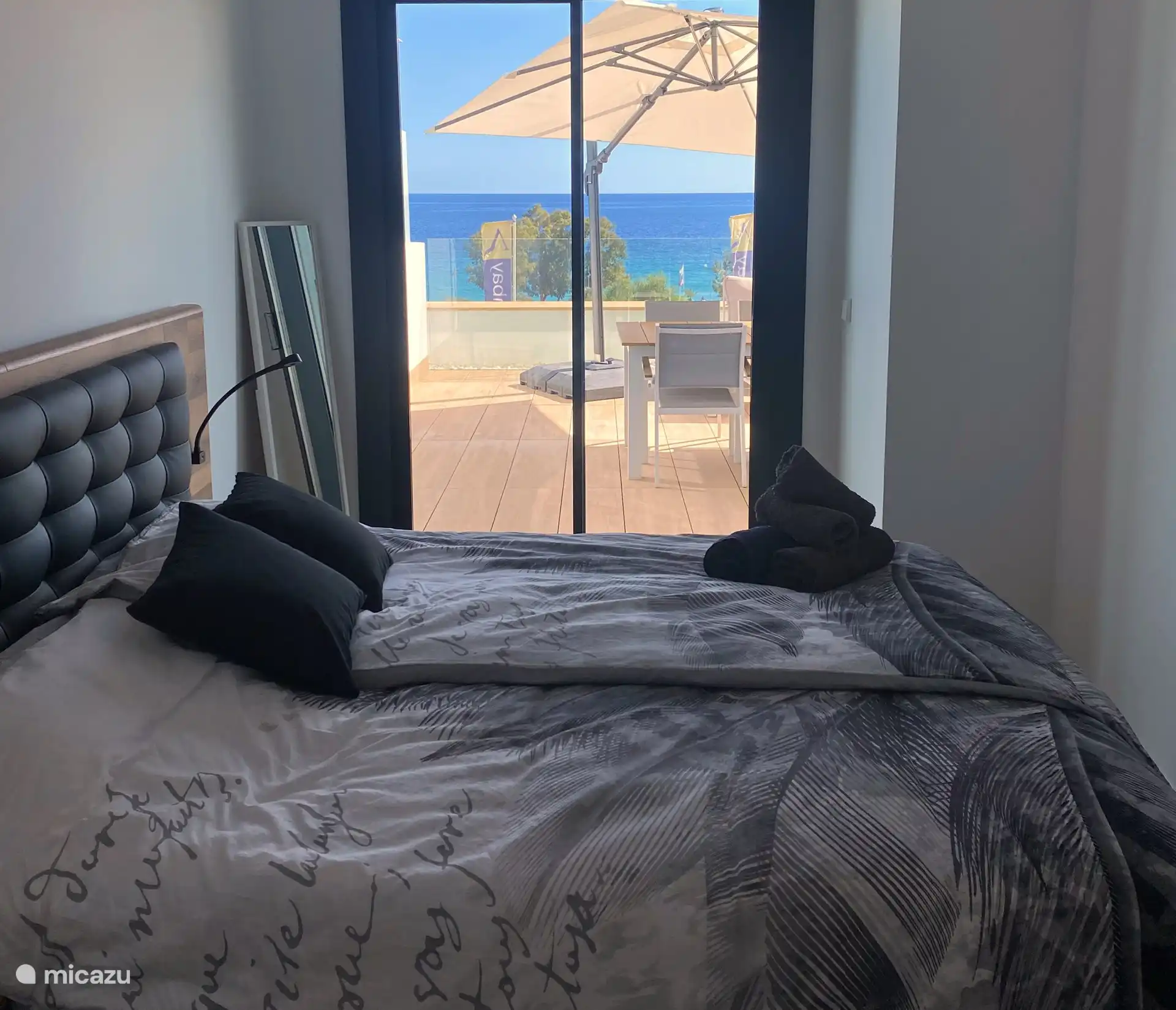 Beach Apartment Vista Torres - Hauptschlafzimmer met zeezicht.