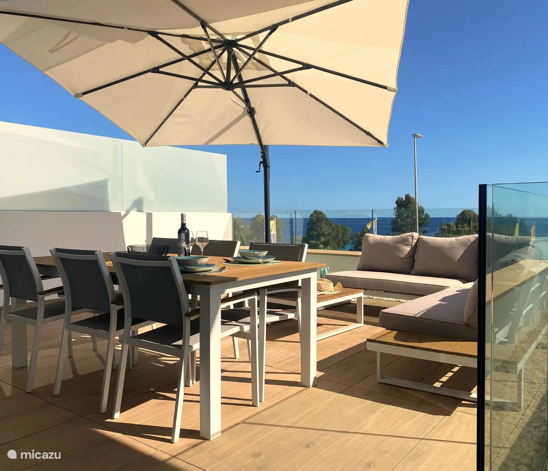 Beach Apartment Vista Torres - Ruim terras met eettafel voor 6 en loungeset. 