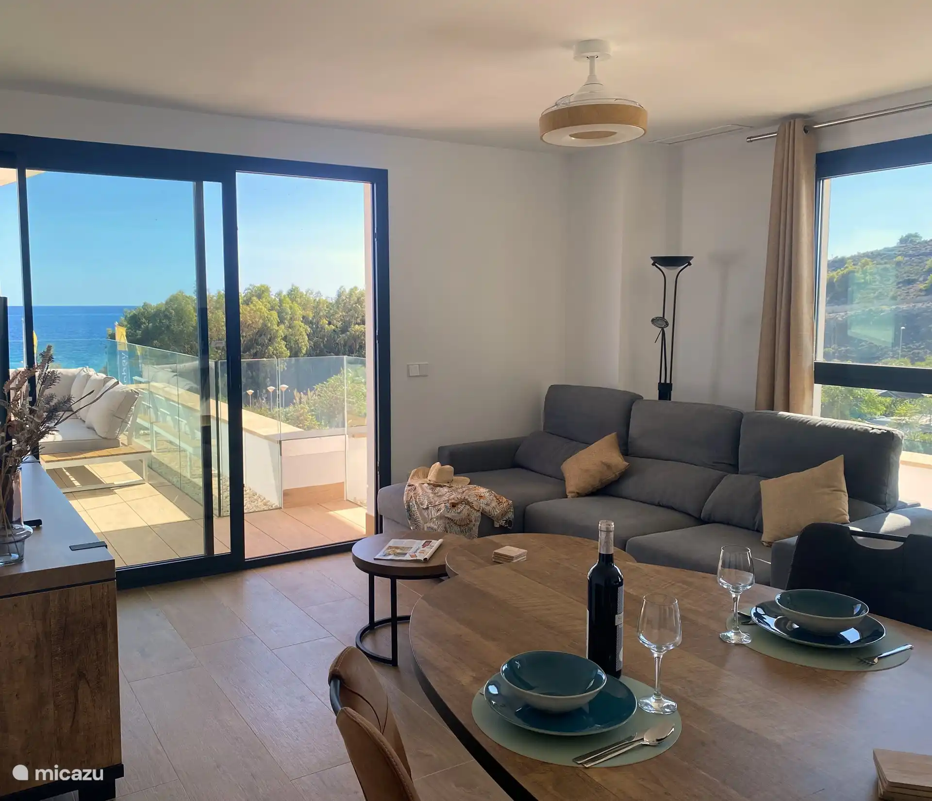 Beach Apartment Vista Torres - Leefruimte met eettafel.