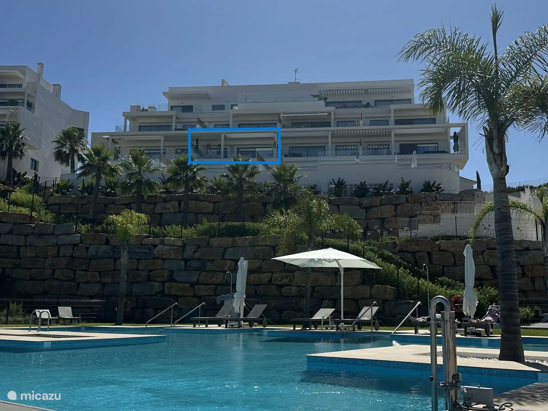 Vue de l’appartement depuis la piscine