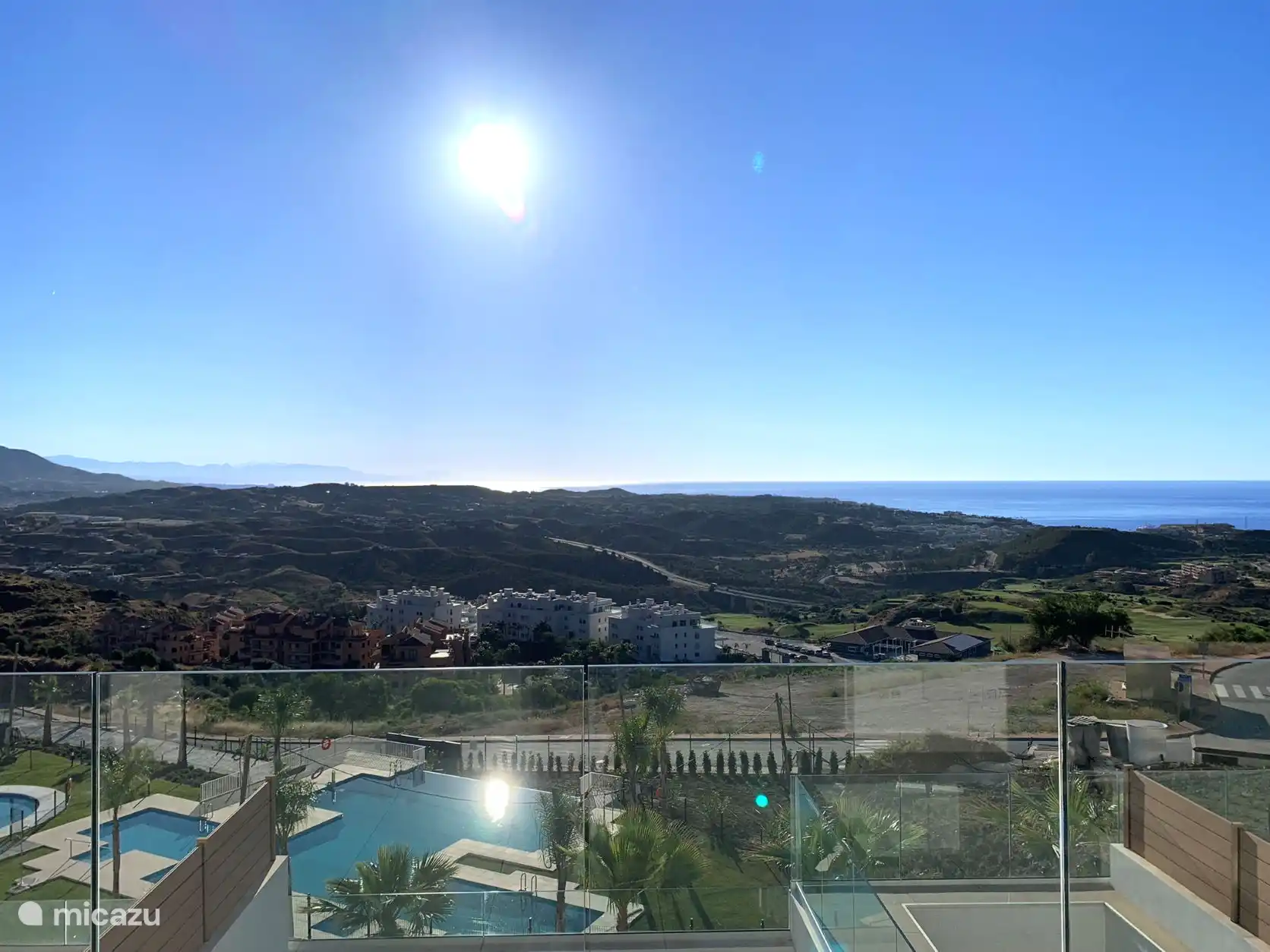 Phänomenaler Blick auf das Meer, die Berge und den Golfplatz, von der Terrasse und dem Wohnzimmer