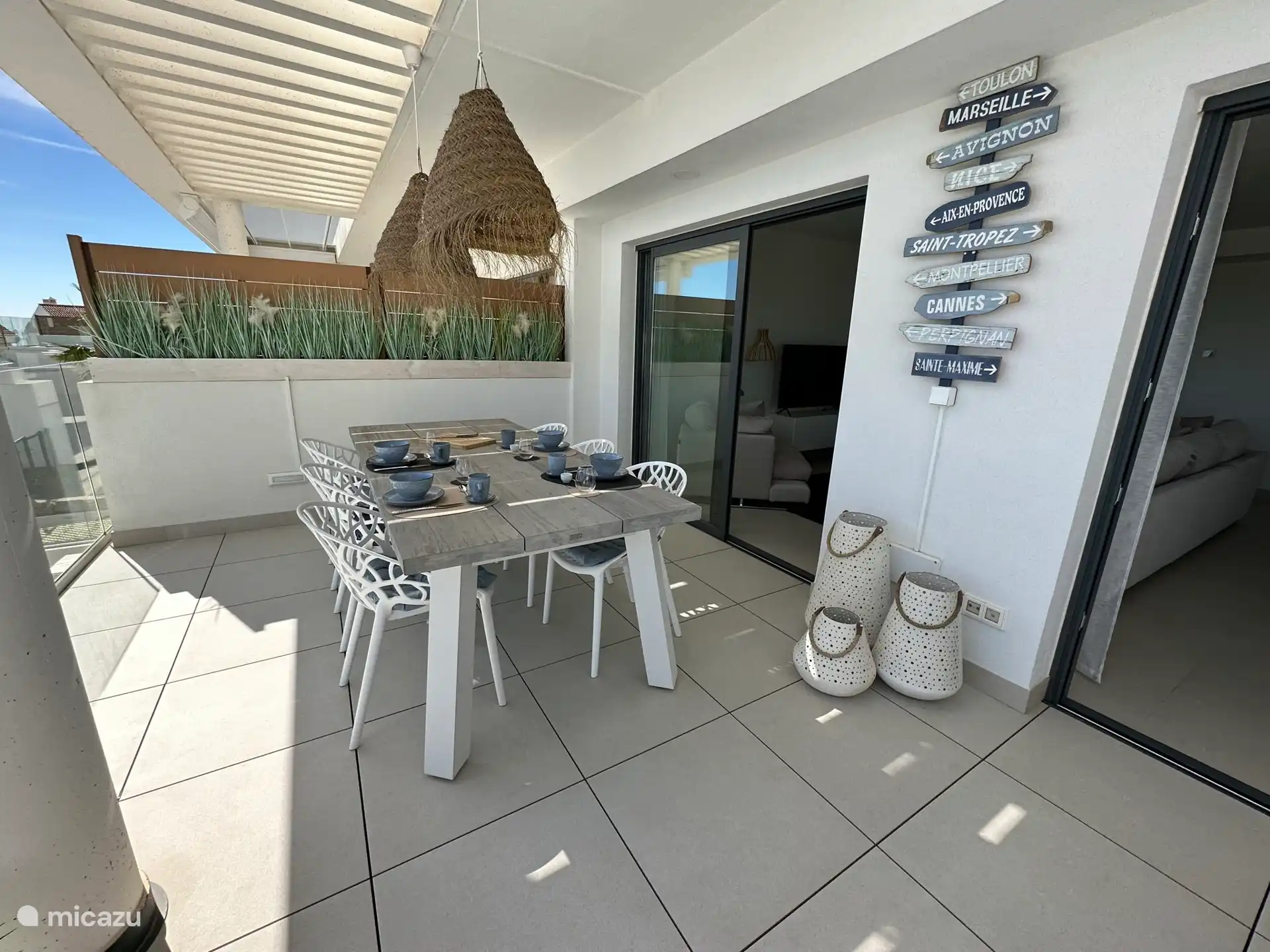 Geräumiger Tisch draußen zum gemeinsamen Essen 