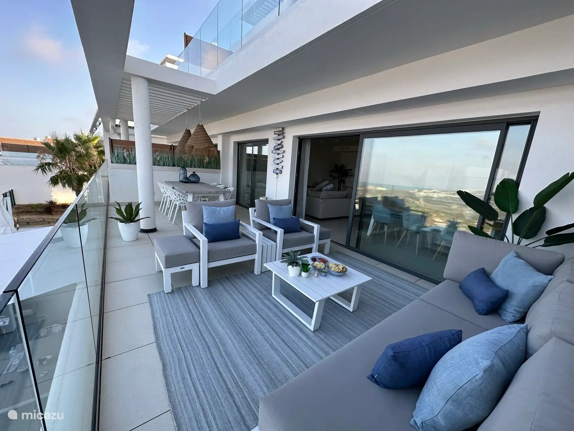 Geräumige und gemütliche Terrasse mit Loungebereich und Esstisch, um jede Tageszeit in vollen Zügen genießen zu können