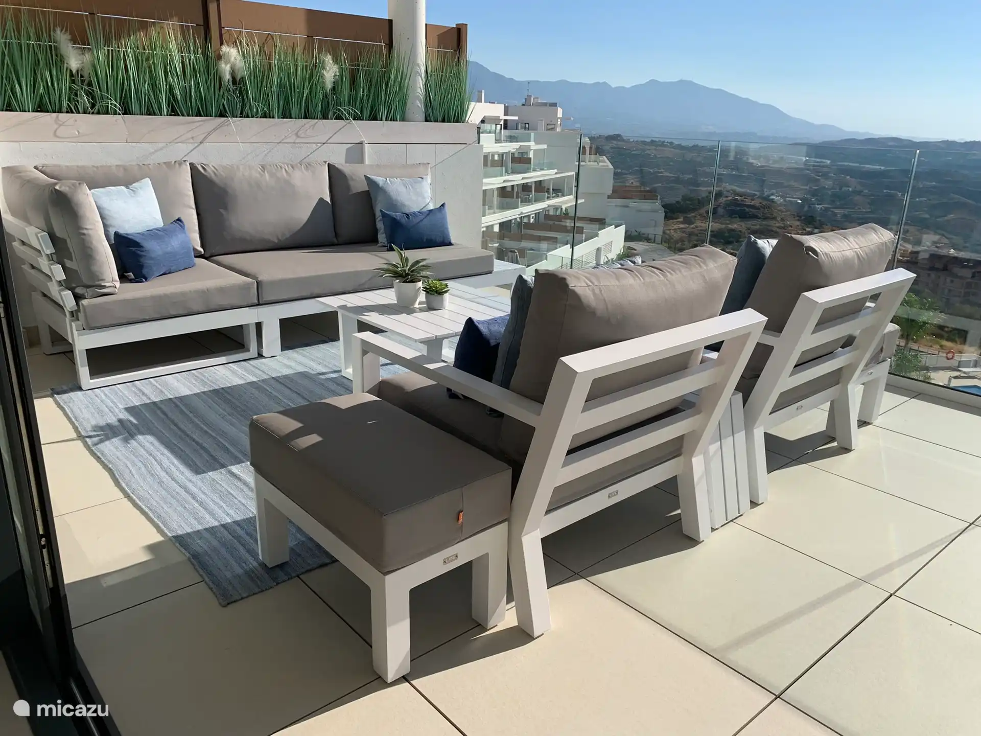 Angenehme Lounge, um die Terrasse und die Aussicht in vollen Zügen zu genießen