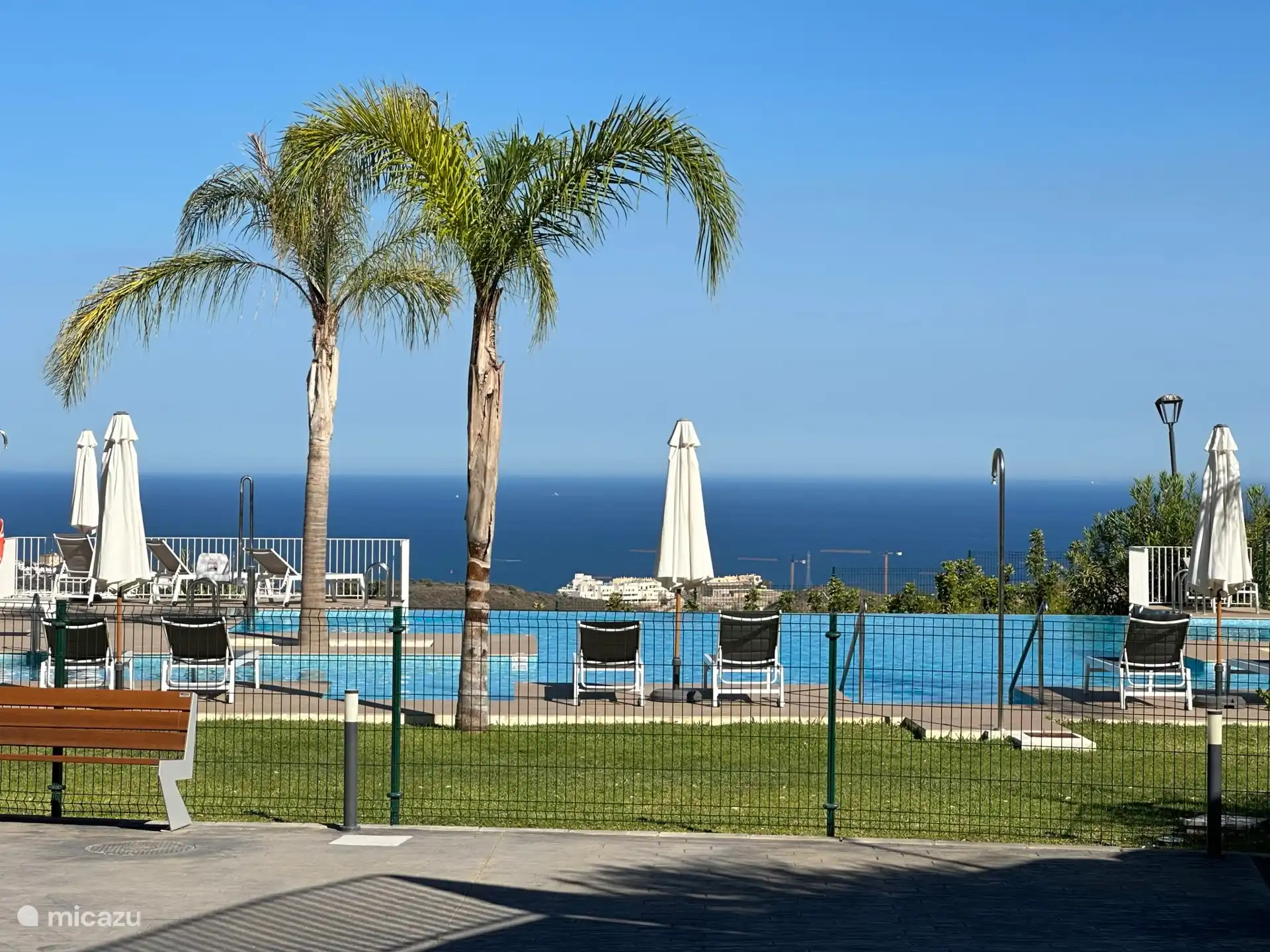 Blick auf den Infinity-Pool vom Fitnessraum aus