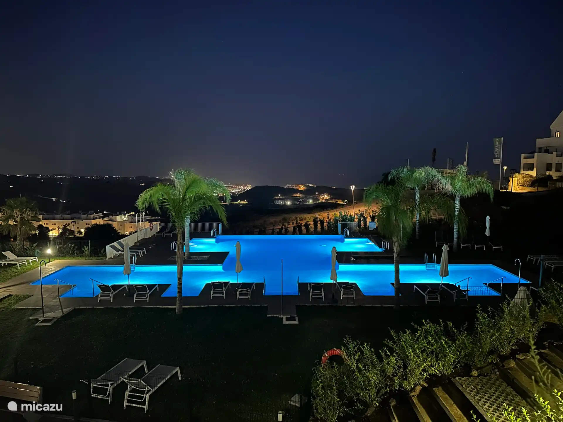 Abends ist der Außenpool wunderschön beleuchtet