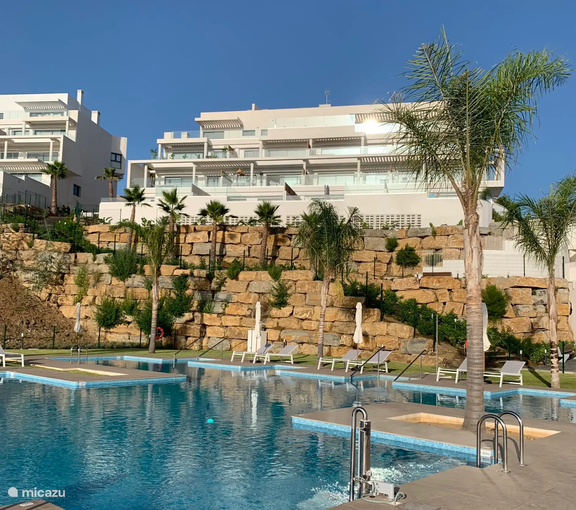 Blick auf die Wohnung (sehen Sie die Lampen links im ersten Stock?) vom Pool aus