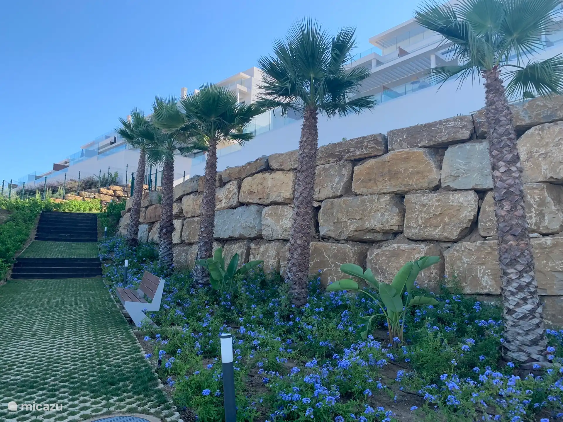 Der Komplex ist von wunderschönen Gärten umgeben