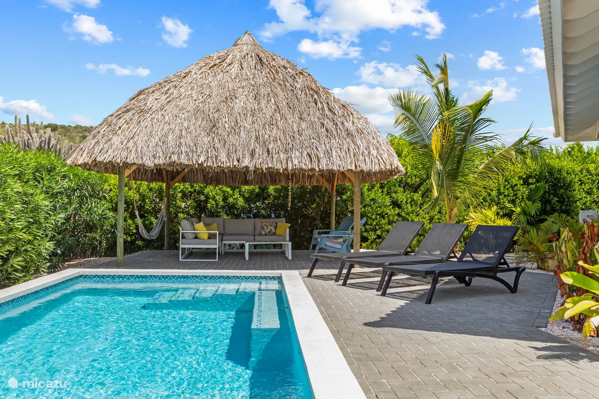 Genießen Sie eine Hängematte unter dem Gaumen oder entspannen Sie sich auf einer Liege in der Sonne