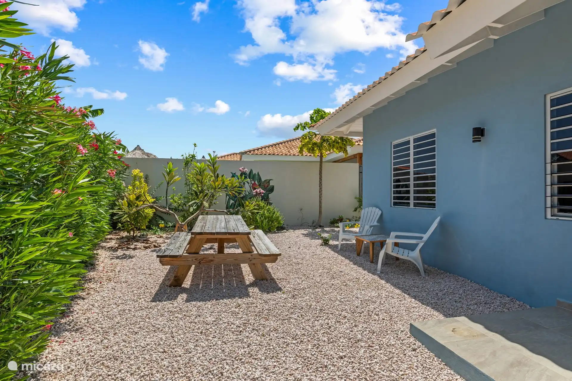 Picknicktisch im Garten