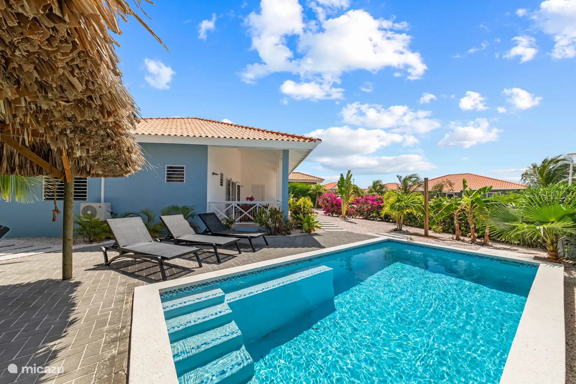 Schwimmbad und Sonnenliegen