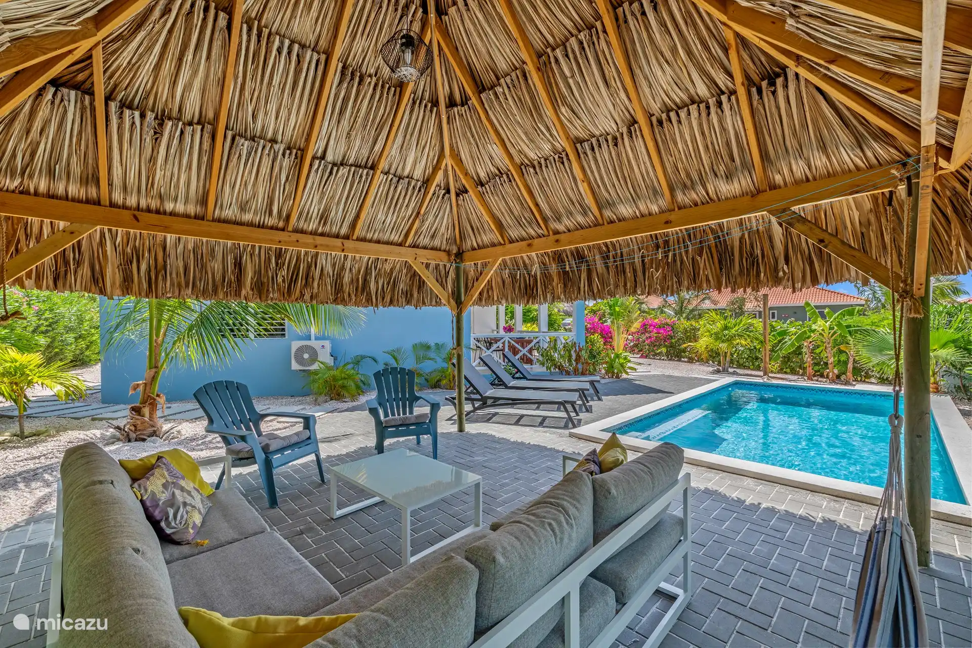 Gaumen mit Hängematten und Lounge-Set