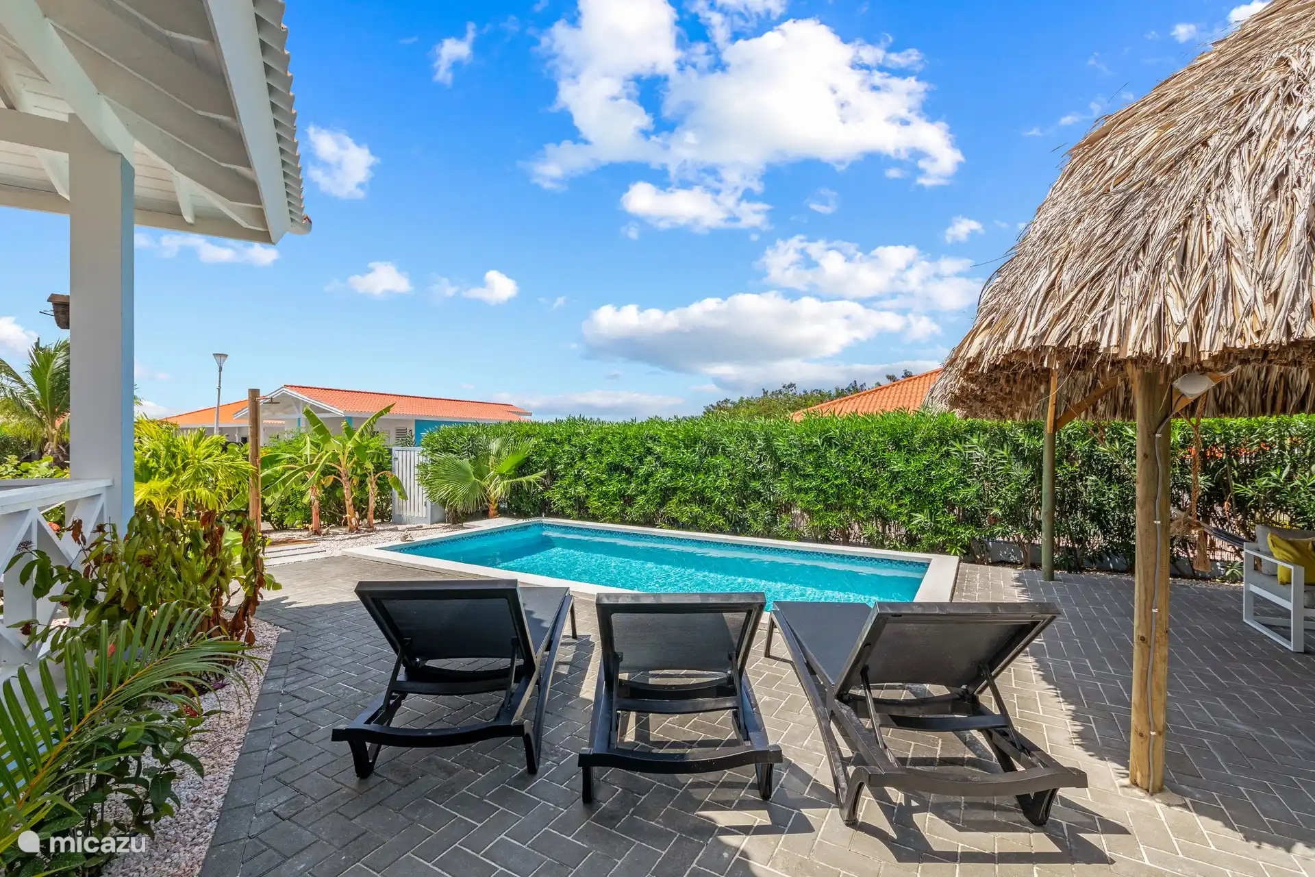 Schwimmbad und Sonnenliegen