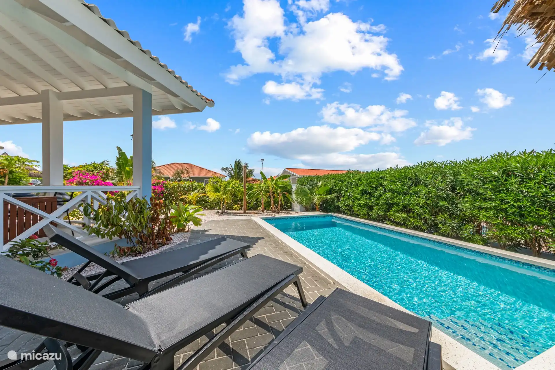 Schwimmbad mit Liegestühlen