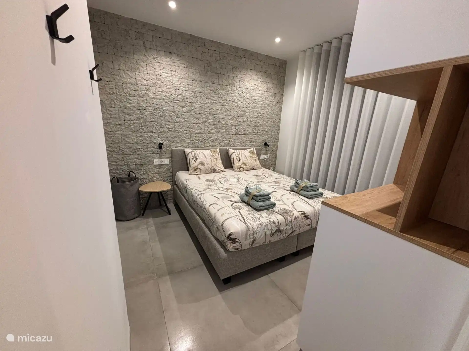 Slaapkamer met en-suite badkamer