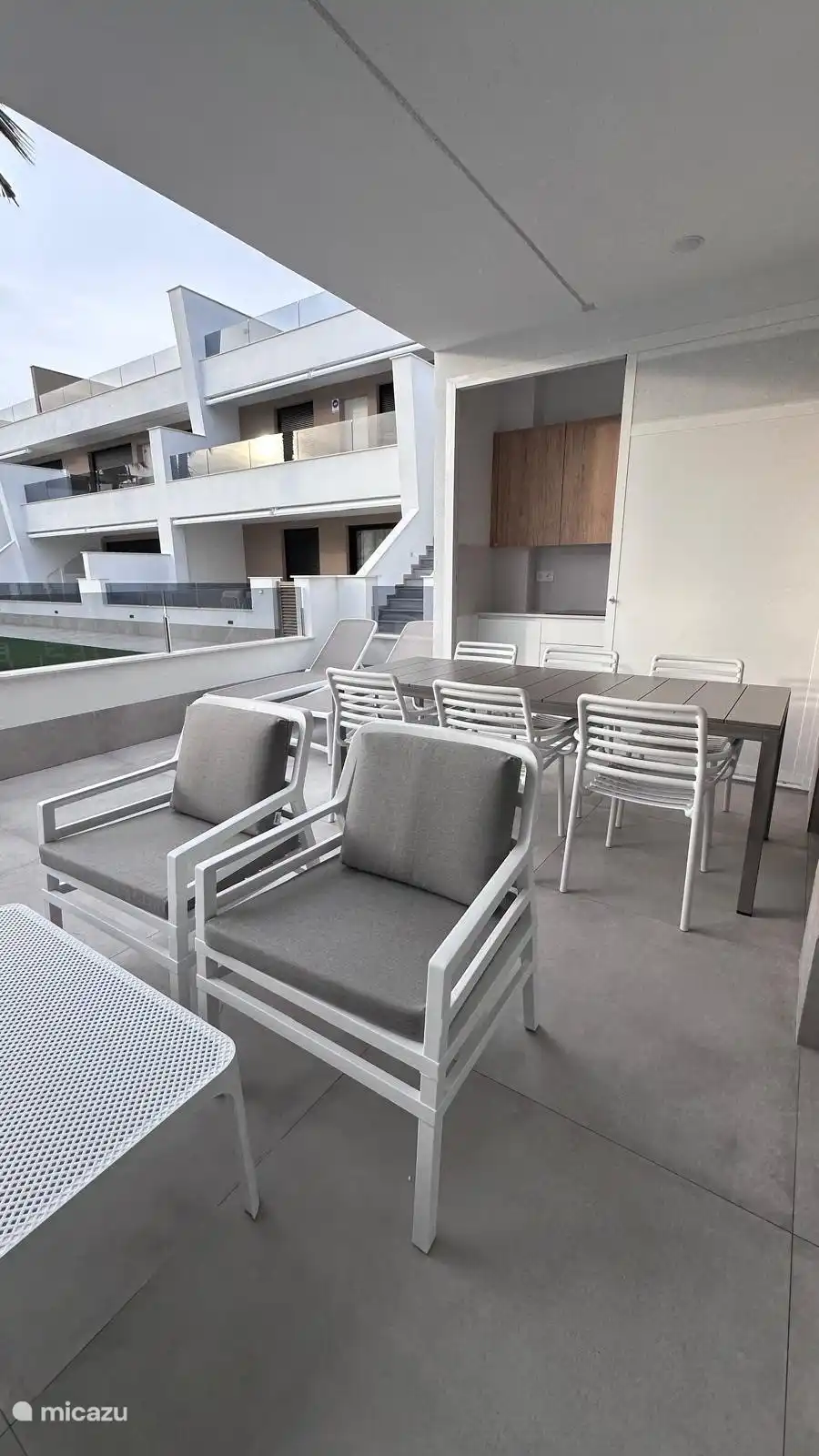 Mobilier de terrasse : table avec 6 chaises - 4 places et table basse