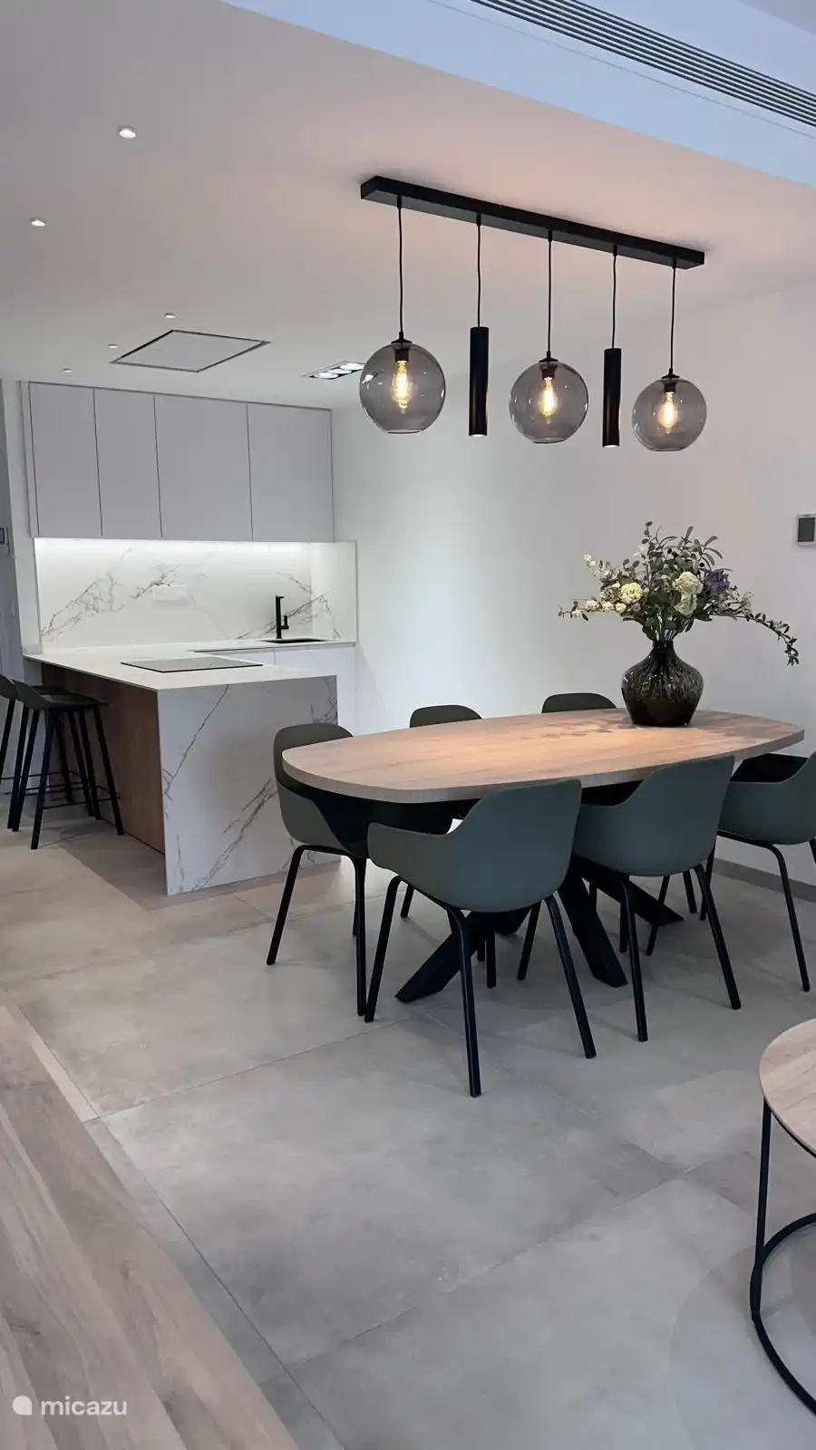 cuisine ouverte et table à manger