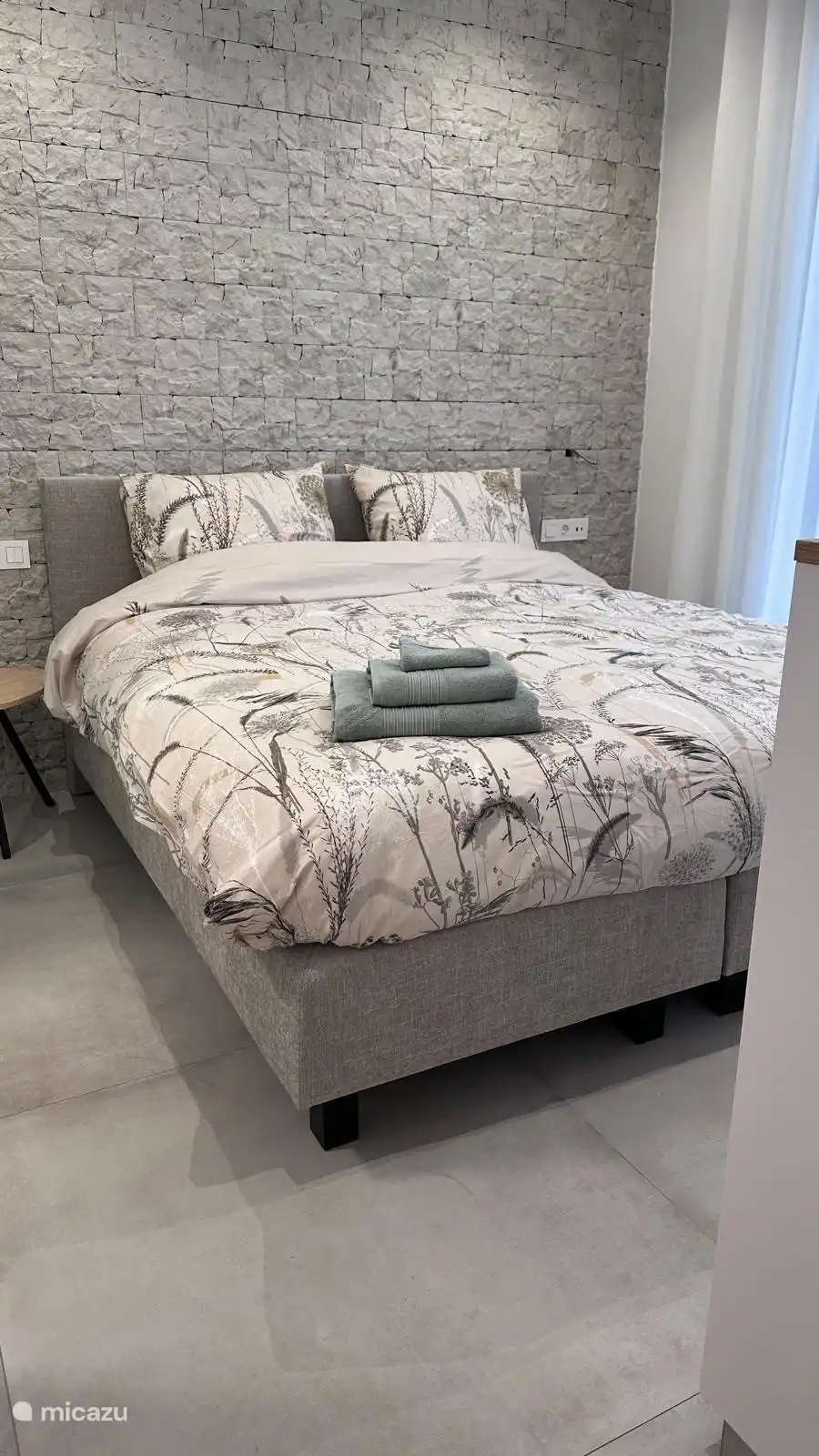 Lit double avec salle de bain attenante