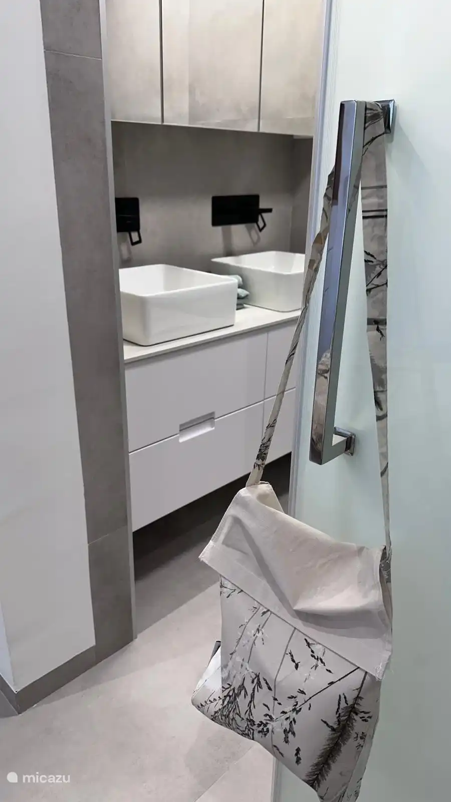 Salle de bain à la chambre principale