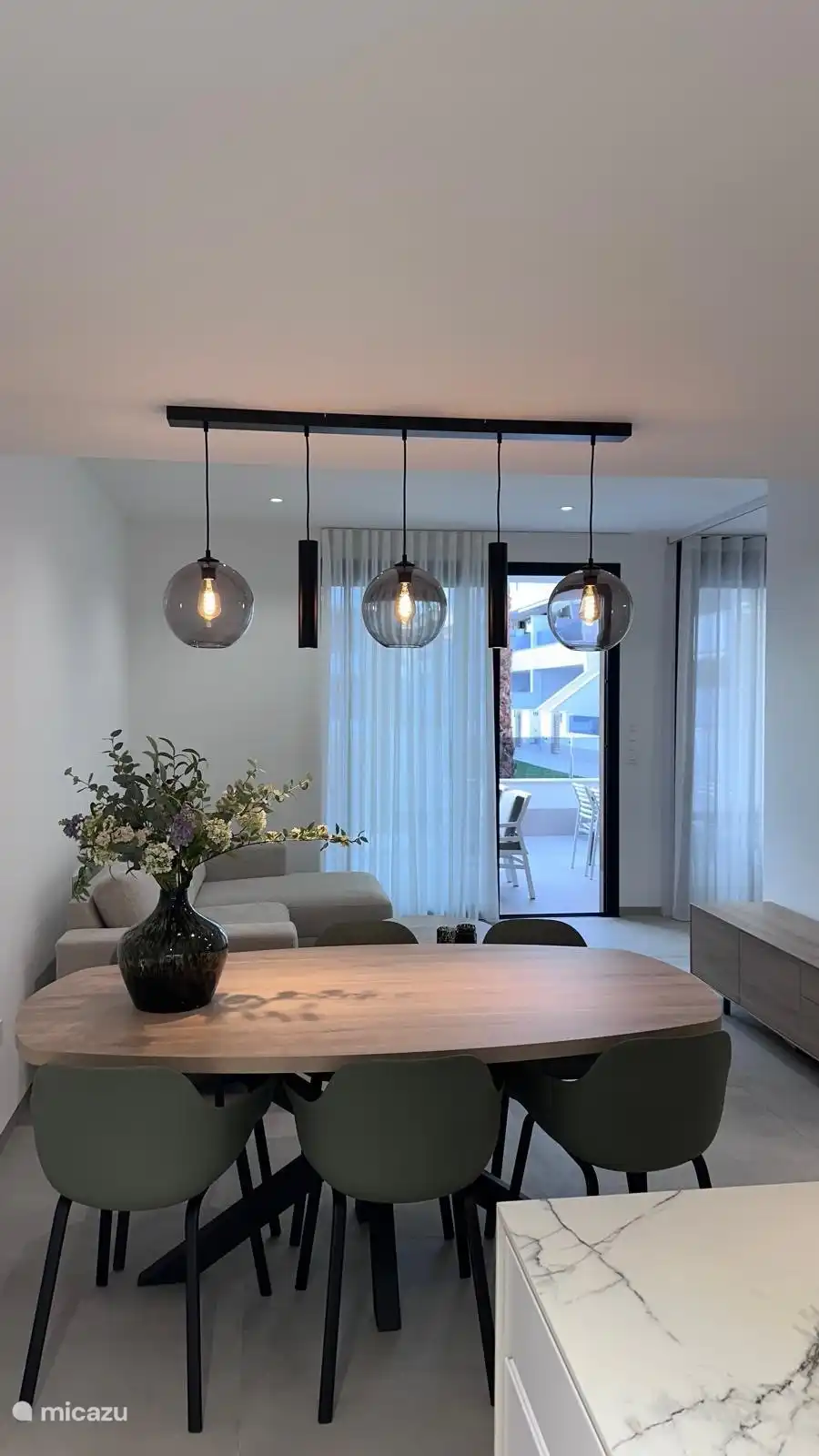 Vue depuis la cuisine ouverte