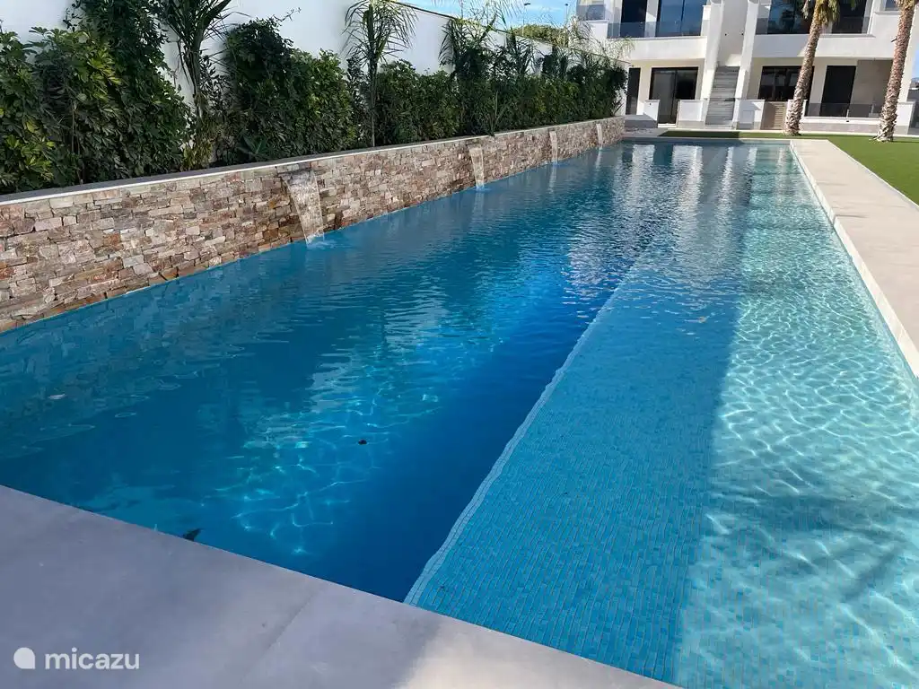 17 m de long avec extrémité peu profonde et profonde, situé au centre du complexe