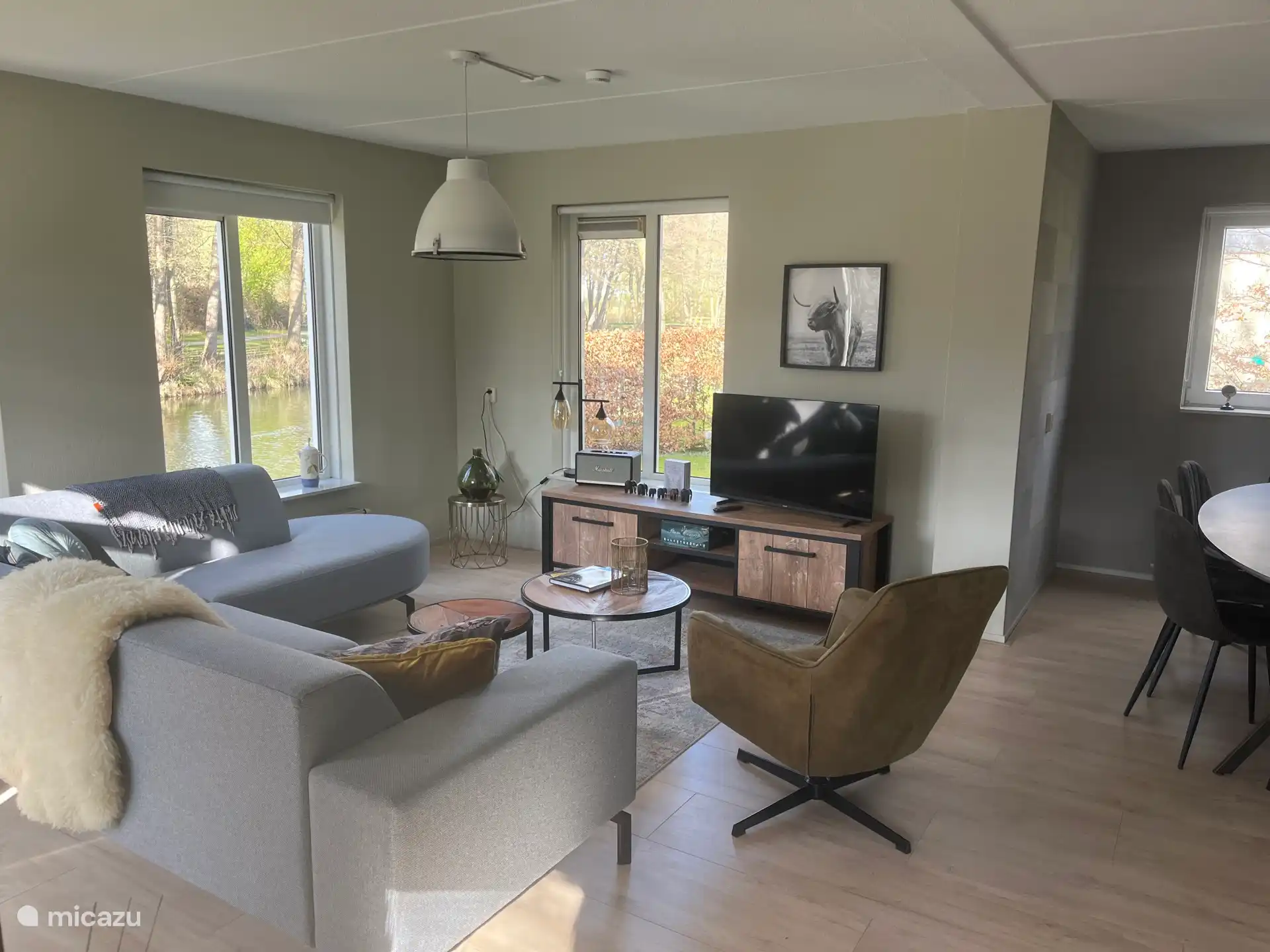 Gemütliches Wohnzimmer mit Bluetooth-Lautsprecher und TV