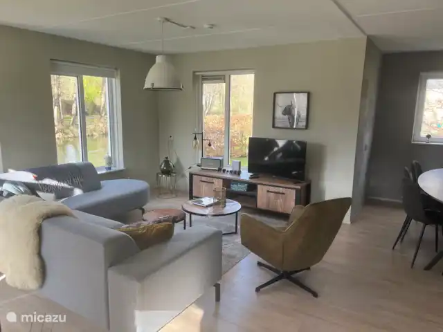 Landhuis op mooi park aan het water huren in Nederland, Drenthe, Westerbork - vakantiehuis Gezellige woonkamer met bluetooth speaker en TV