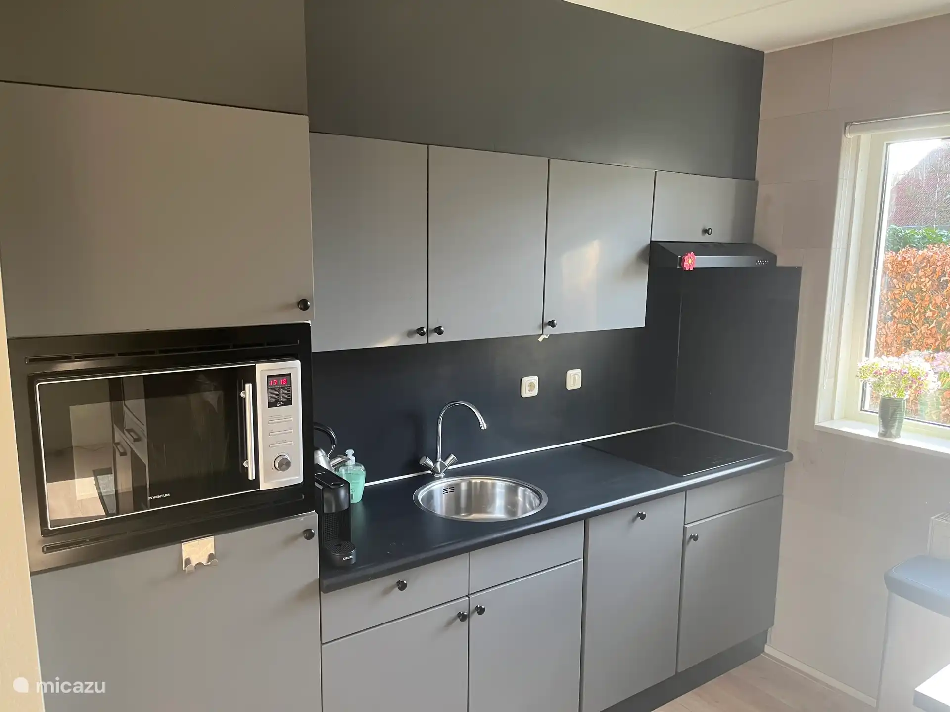 Küche mit Induktionsherd, Kombi-Mikrowelle, Geschirrspüler, Wasserkocher und Kaffeemaschine (Senseo, Nespresso und Filter)