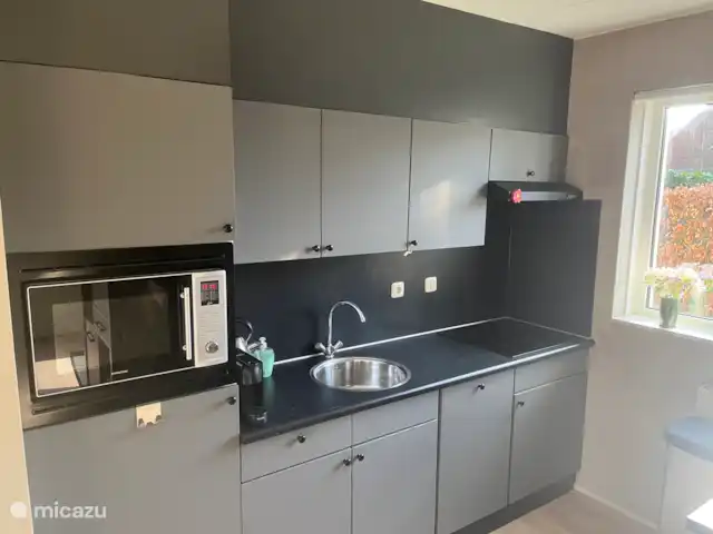 Landhuis op mooi park aan het water huren in Nederland, Drenthe, Westerbork - vakantiehuis Keuken met inductie koken, combi-magnetron, vaatwasser, waterkoker en koffiezet apparaat(Senseo, nespresso en filter)