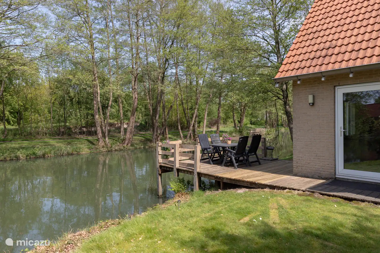 Privater Anlegesteg zum Entspannen oder Angeln.