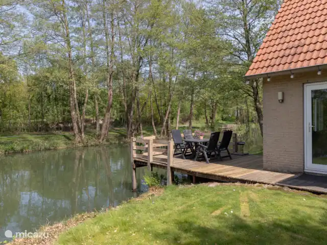 Landhuis op mooi park aan het water huren in Nederland, Drenthe, Westerbork - vakantiehuis Eigen steiger om op te relaxen of te vissen.