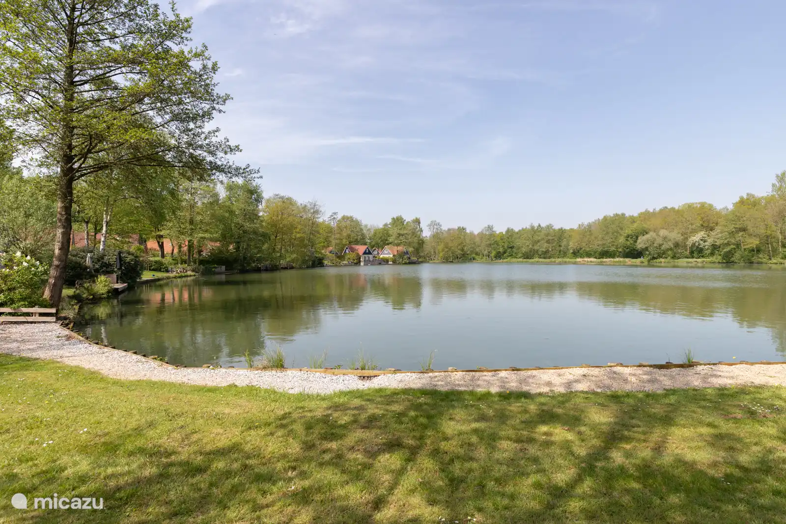 Vom Strand oder von Ihrem Steg aus können Sie auf dem See speisen.