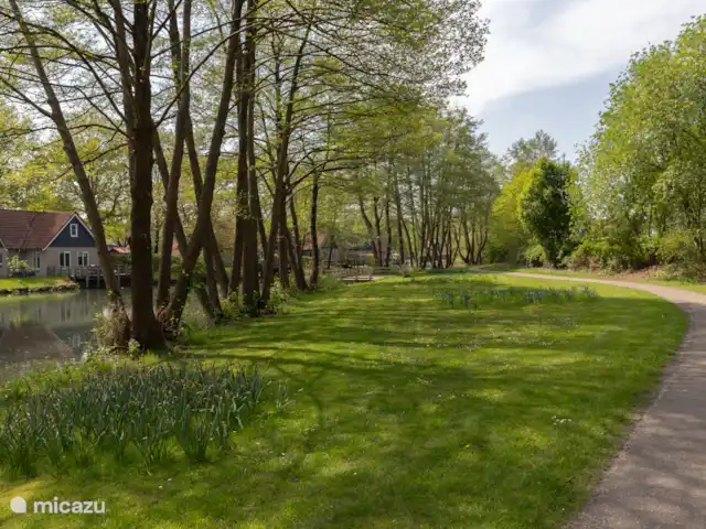 Landhuis op mooi park aan het water huren in Nederland, Drenthe, Westerbork - vakantiehuis Heerlijk wandelen en fietsen op het park en de omgeving.