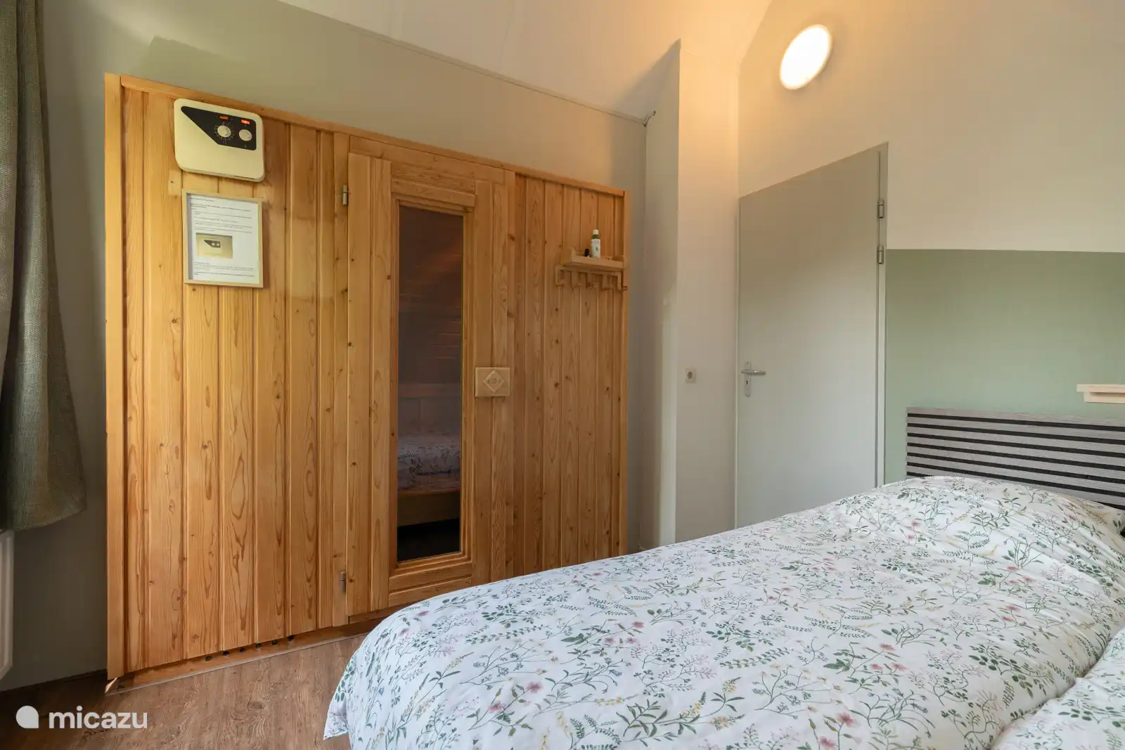1 Schlafzimmer mit Sauna für einen wunderbaren, erholsamen Urlaub.