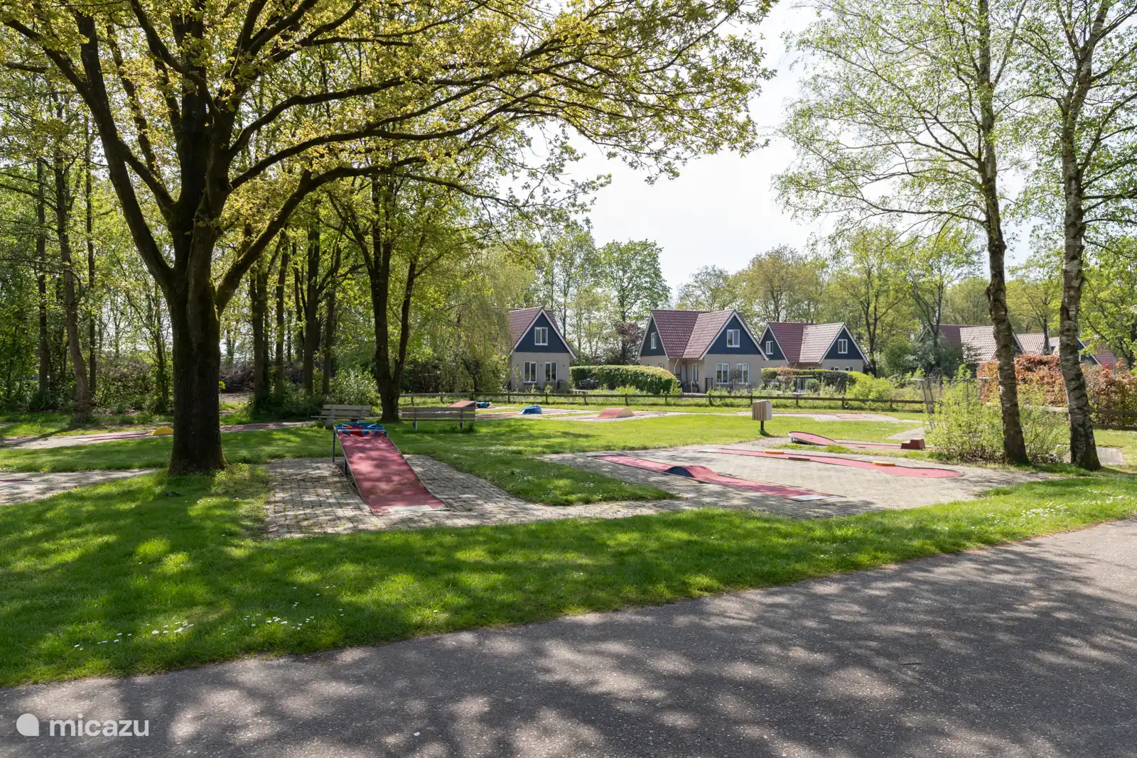 An der Rezeption können Sie Stöcke für die 18-Loch-Minigolfanlage ausleihen.