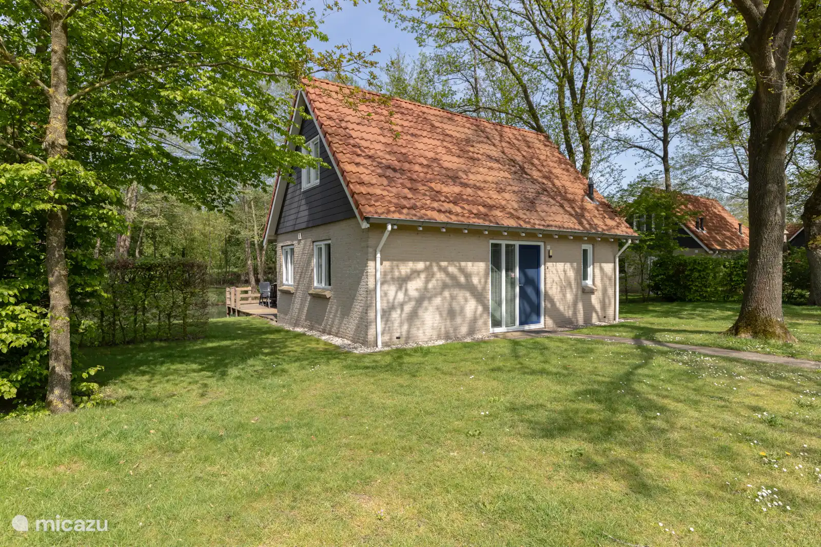 Vorderes Ferienhaus mit privatem Parkplatz.