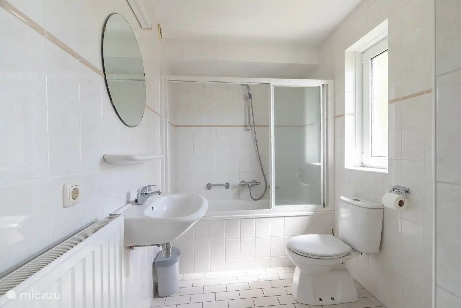 Großes Badezimmer im Erdgeschoss mit Dusche und Badewanne. Ein zweites Badezimmer befindet sich im Obergeschoss mit Dusche und WC. 