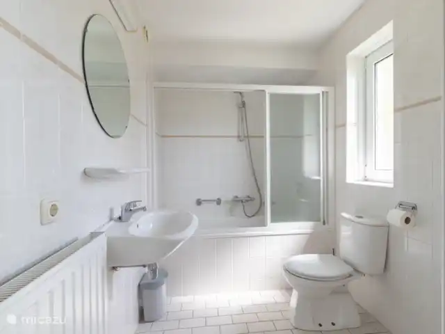 Landhuis op mooi park aan het water huren in Nederland, Drenthe, Westerbork - vakantiehuis Grote badkamer beneden met douche en bad. Een tweede badkamer is aanwezig boven met douche en toilet.