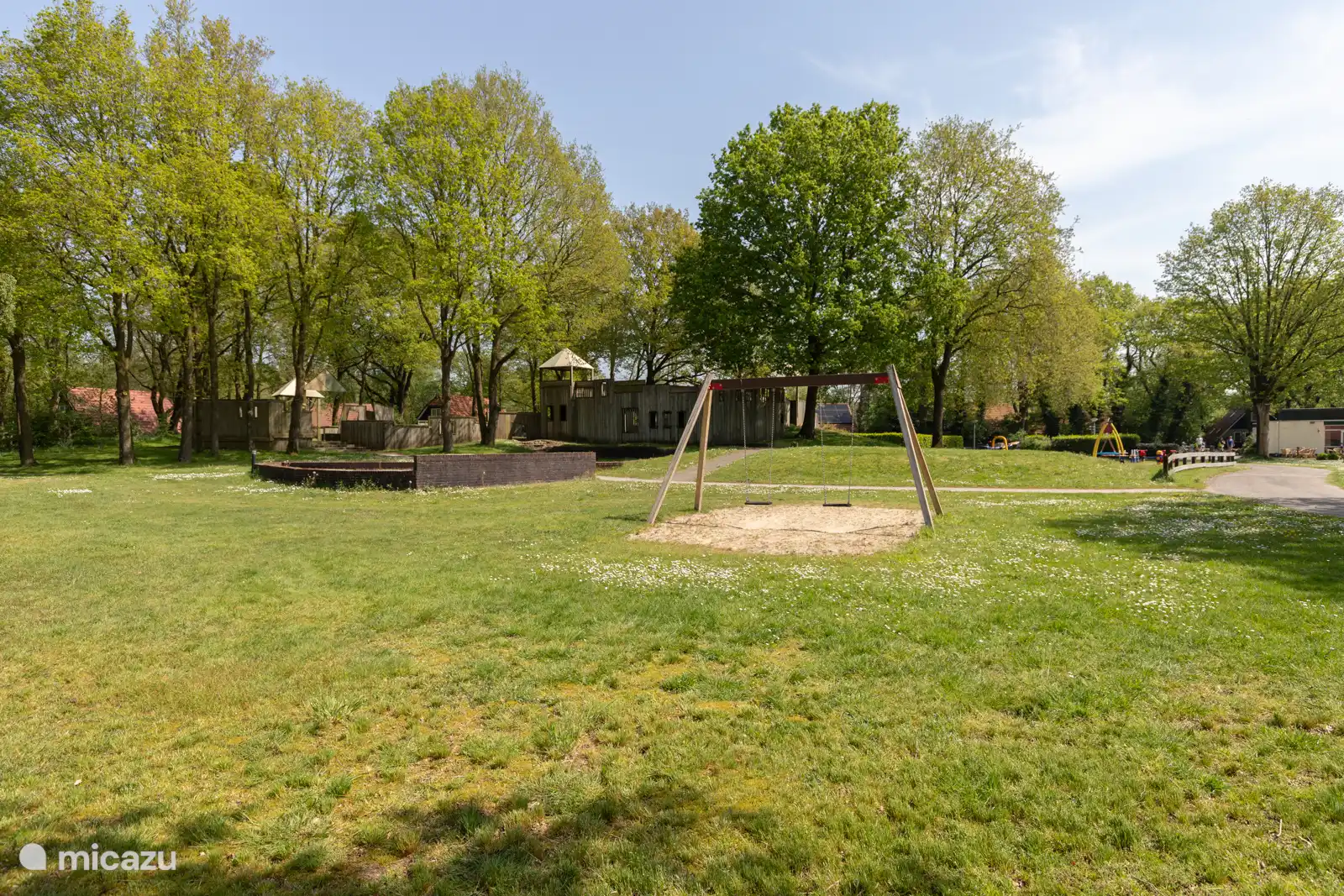 Spielplatz mit großer Spielburg.