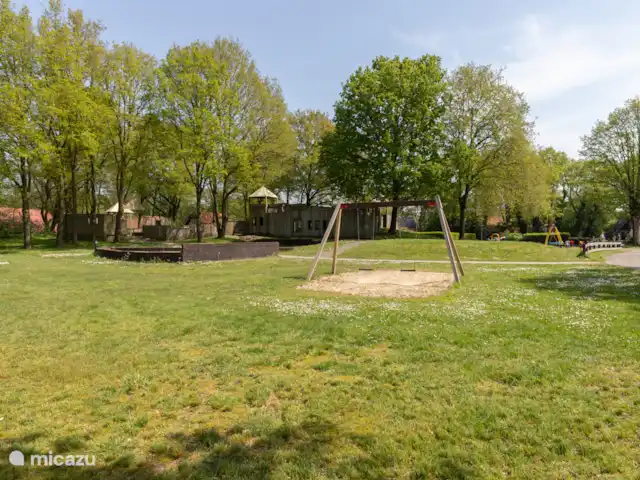 Landhuis op mooi park aan het water huren in Nederland, Drenthe, Westerbork - vakantiehuis Speeltuin met een groot speelkasteel.