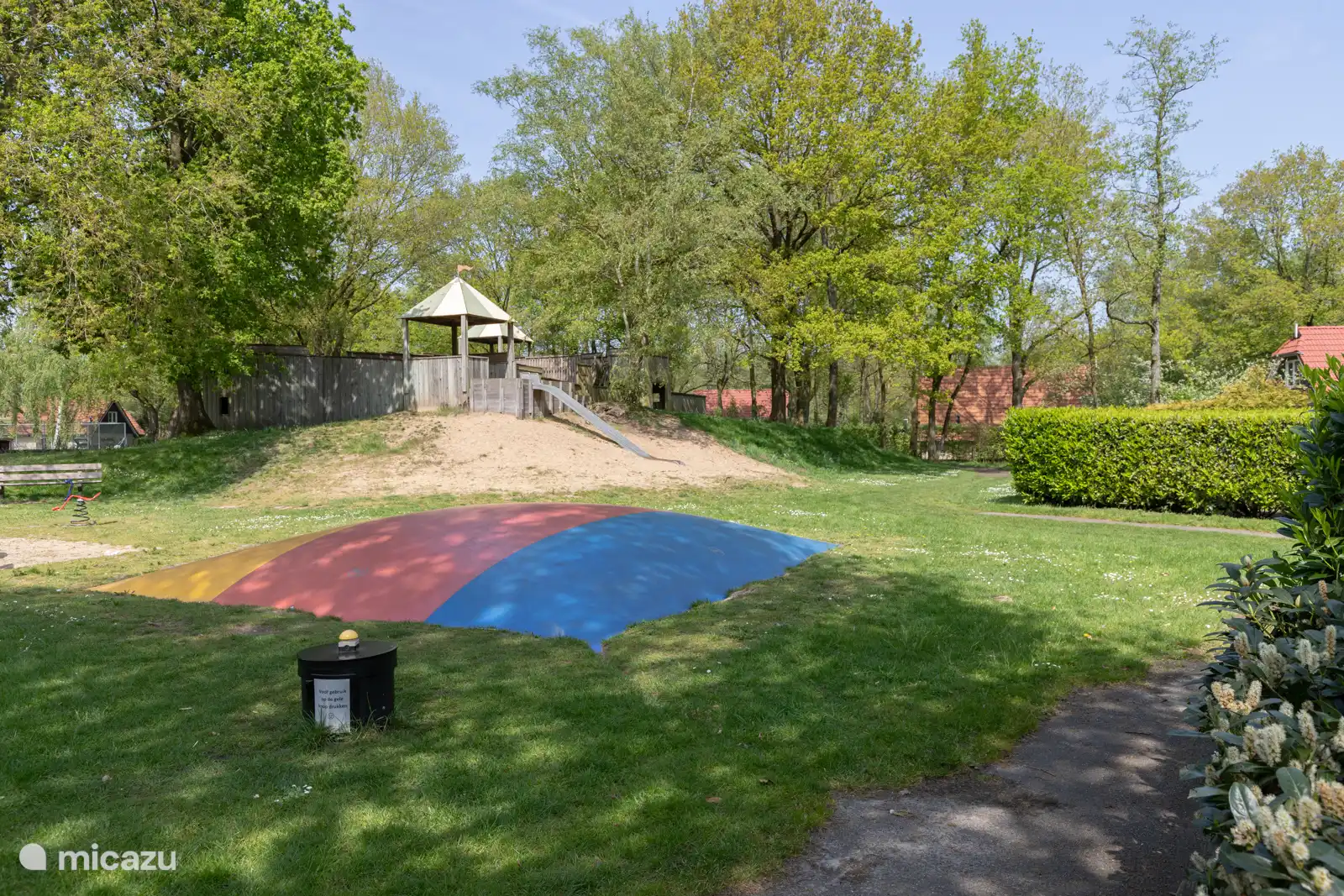Hüpfburg mit Spielplatz.