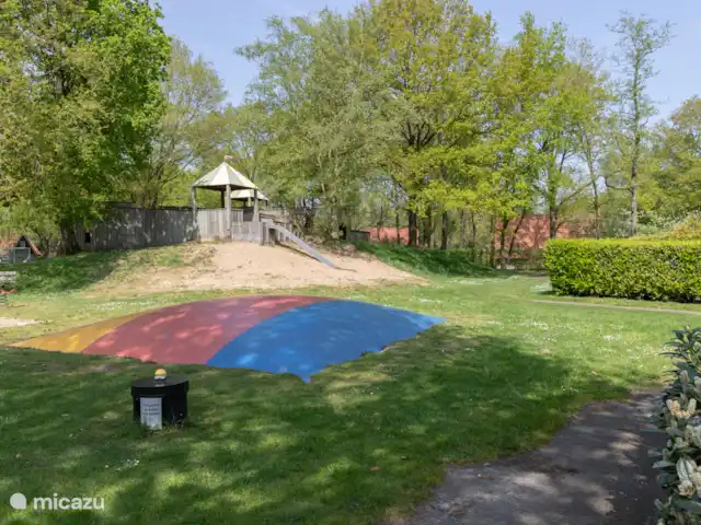 Landhuis op mooi park aan het water huren in Nederland, Drenthe, Westerbork - vakantiehuis Springkussen met speeltuin.